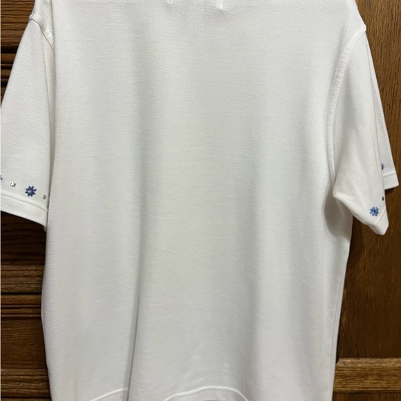 BLAST white medium top w/embellishment of flowers & silver accents, smoke free - Picture 5 of 5